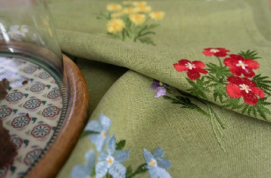 'Floral Borders' Tablecloth (36x36 in)