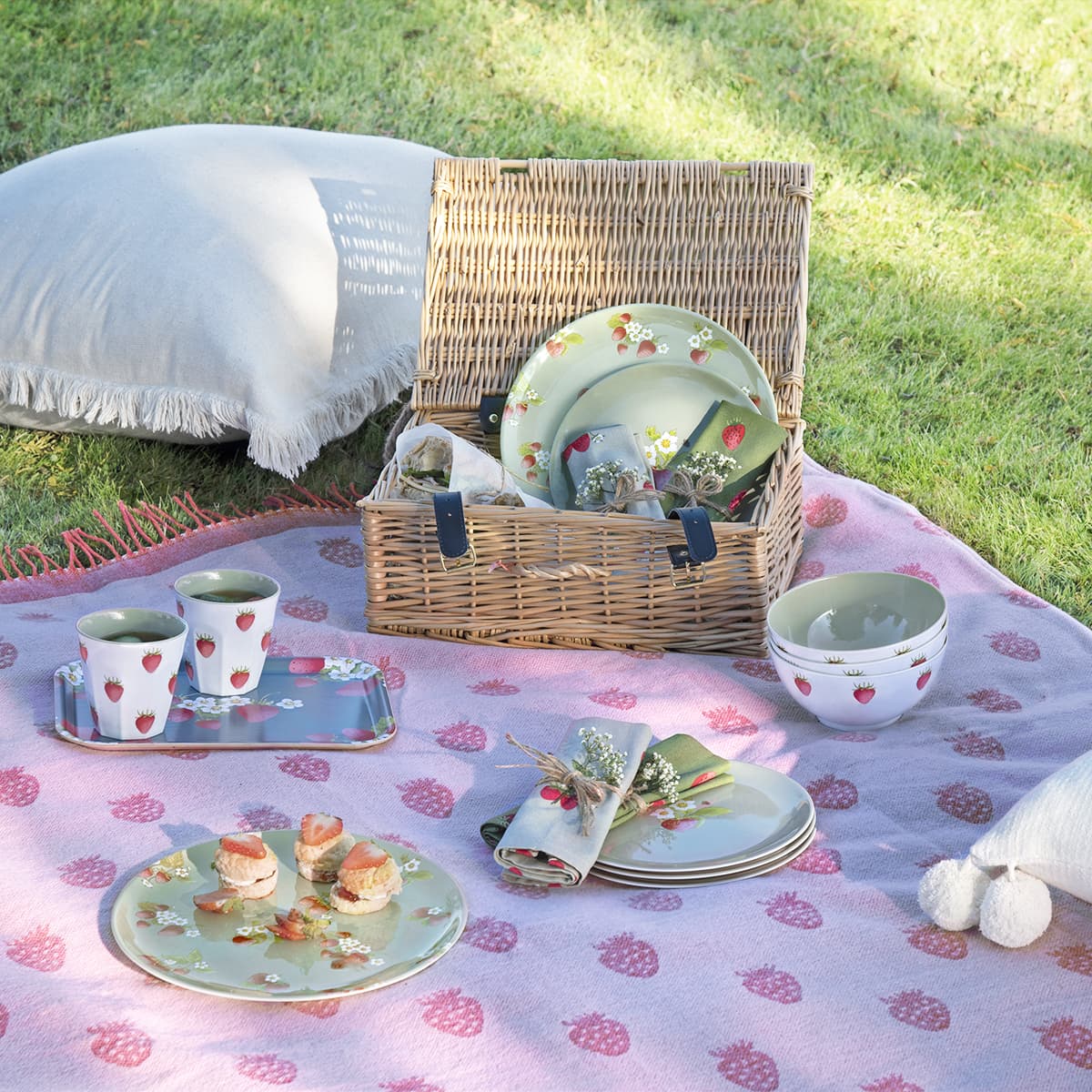 Strawberries Knitted Picnic Blanket by Sophie Allport – The Bee's