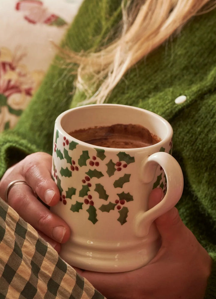 Tiny Scattered Holly 1/2 Pint Mug