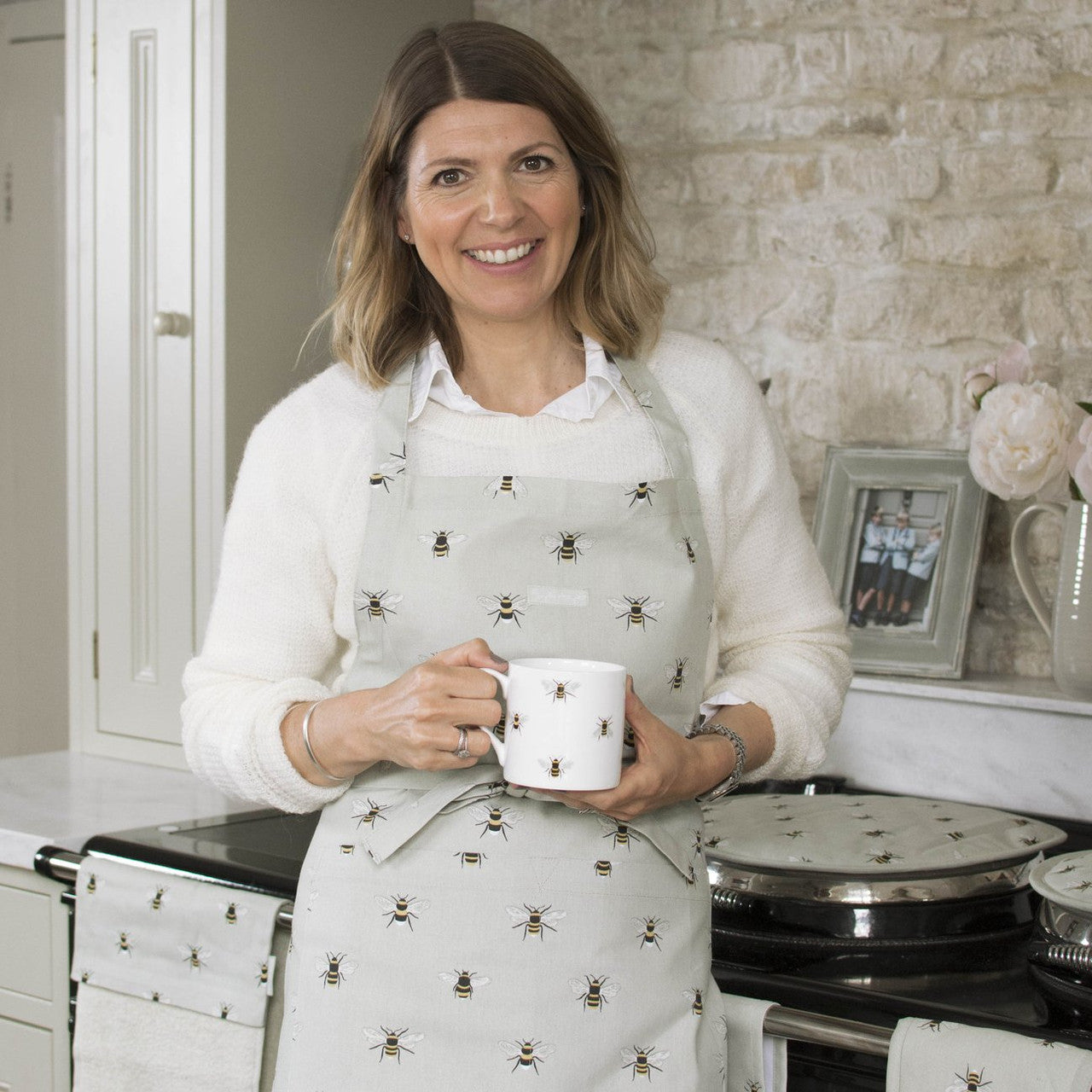 100% Cotton Bees adult apron from Sophie Allport